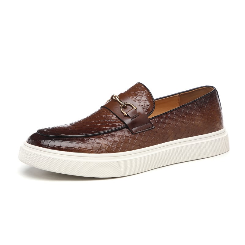 Mocassino uomo in pelle marrone con motivo a intreccio, suola bianca, dettaglio metallico. Scarpe eleganti e casual, moda maschile.