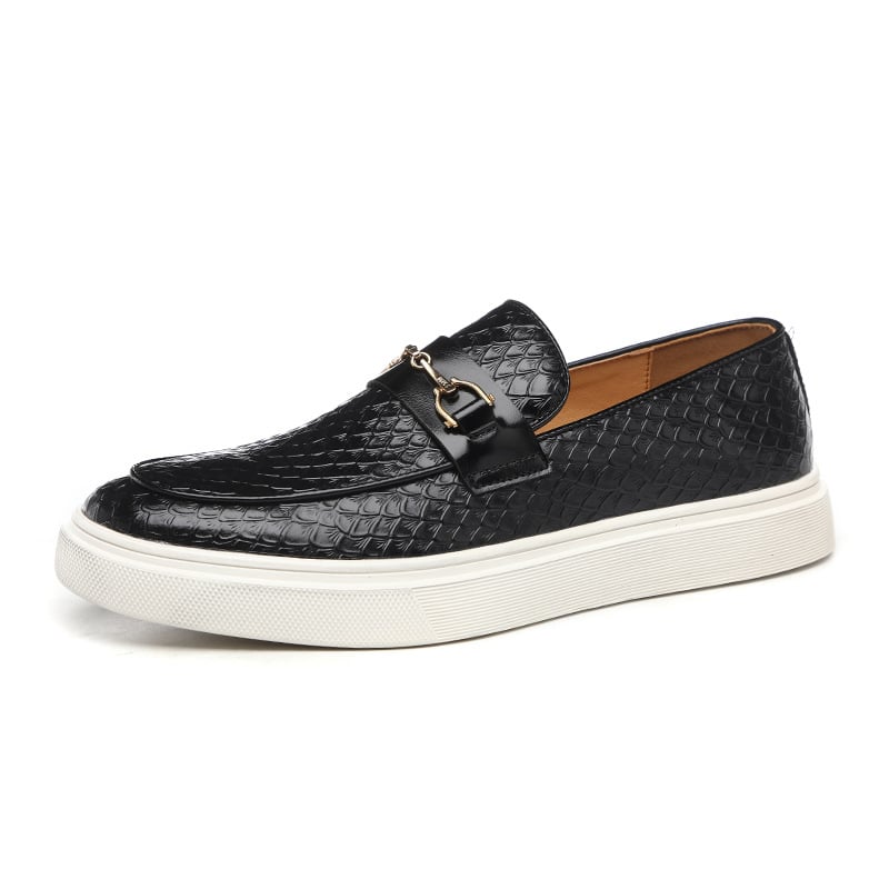 Scarpa mocassino uomo in pelle nera con motivo a squame, suola bianca, fibbia decorativa. Elegante calzatura casual per moda maschile.