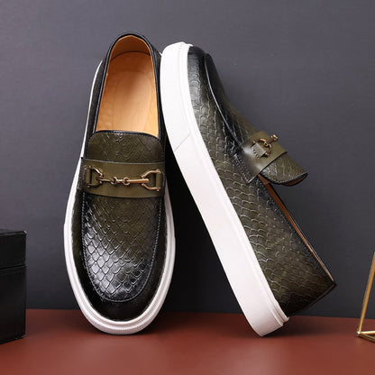 Mocassini eleganti in pelle verde scuro con motivo a squame, suola bianca e dettaglio metallico dorato. Scarpe uomo moda, stile sofisticato.