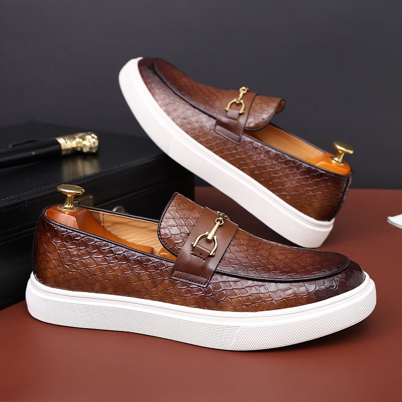 Scarpe mocassino uomo in pelle marrone con motivo a coccodrillo, suola bianca, fibbia dorata. Eleganti e moderne, ideali per look casual-chic.