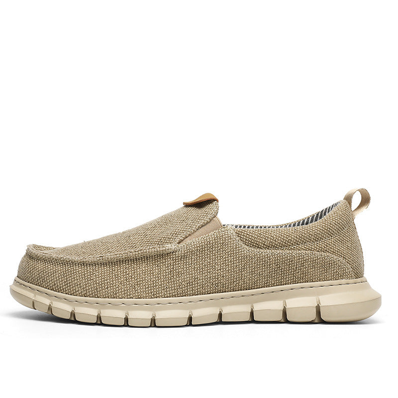 Scarpa slip-on beige da uomo, tessuto traspirante, suola in gomma bianca, design casual e confortevole, ideale per passeggiate e tempo libero.