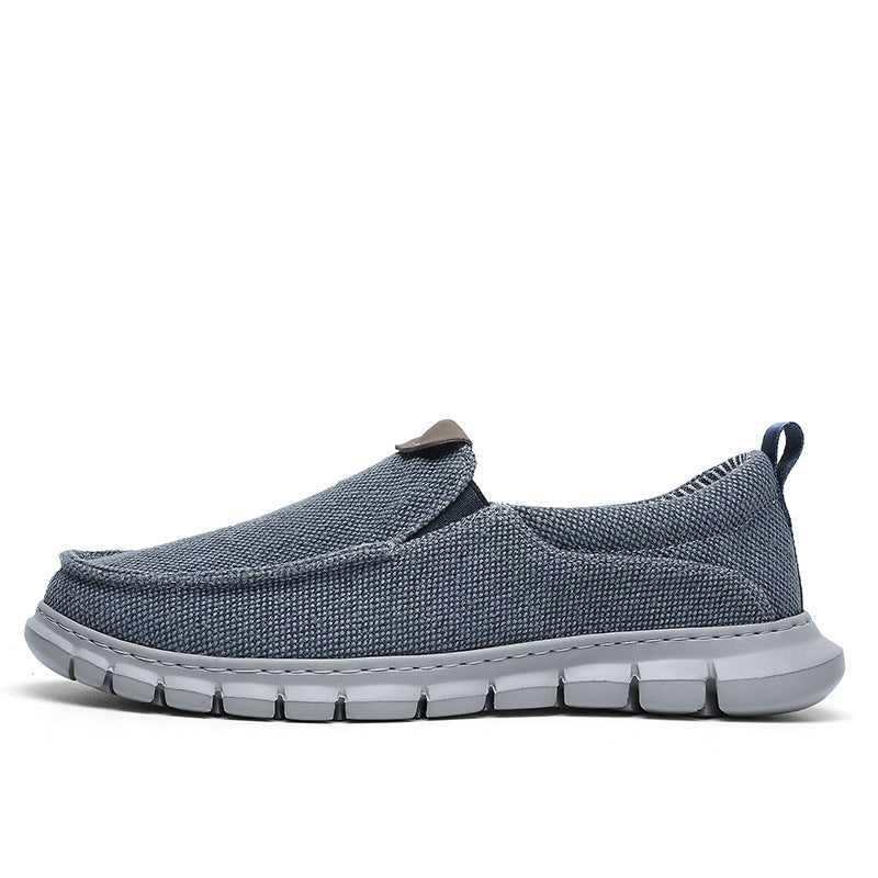 Scarpa casual da uomo in tessuto blu, suola in gomma bianca, design slip-on, ideale per comfort quotidiano e stile informale.