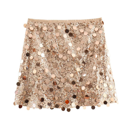 Gonna corta beige con paillettes scintillanti, design elegante e moderno, perfetta per eventi serali e feste glamour. Moda donna, abbigliamento trendy.