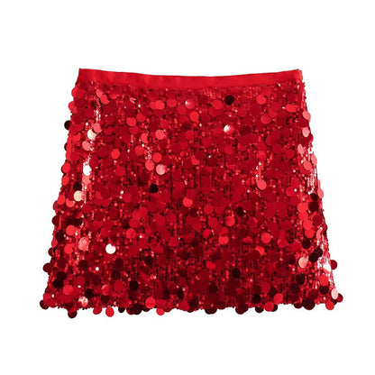 Minigonna rossa con paillettes scintillanti, moda femminile, abbigliamento da festa, stile glamour, tessuto luccicante, tendenza 2023.