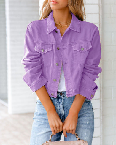 Giacca di jeans viola su donna, abbinata a jeans blu chiaro e maglietta bianca. Moda casual femminile, stile primaverile, tendenze abbigliamento 2023.
