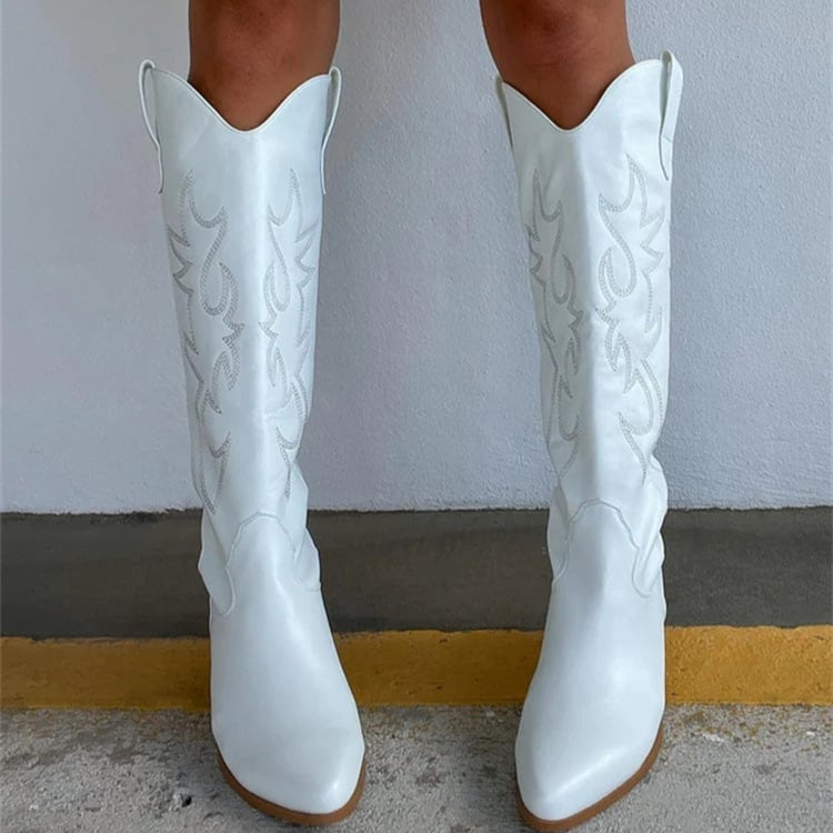 Stivali bianchi da cowboy in pelle con dettagli ricamati, su sfondo neutro. Scarpe western eleganti, moda country, calzature femminili di tendenza.