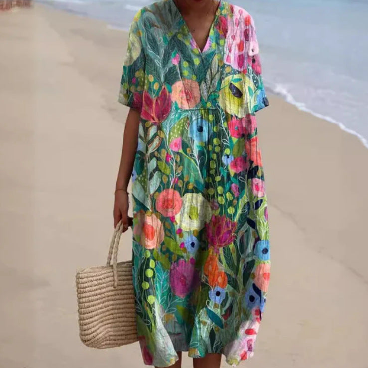 Abito estivo floreale colorato su spiaggia, donna con borsa di paglia. Moda mare, abbigliamento leggero, stile boho chic.