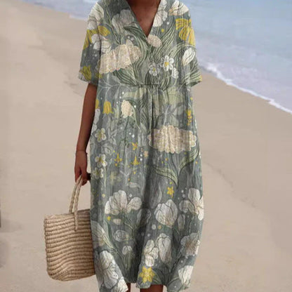 Donna in abito floreale verde e giallo cammina sulla spiaggia con borsa di paglia. Moda estiva, abbigliamento casual, stile vacanza mare.