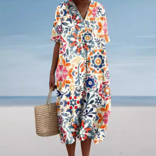 Abito estivo floreale colorato su sfondo spiaggia, donna con borsa di paglia. Moda mare, abbigliamento estivo, vestito casual elegante.