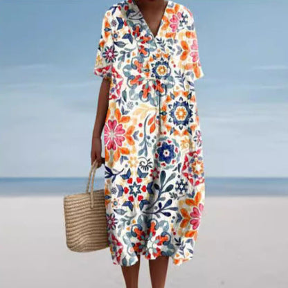 Abito estivo floreale colorato su sfondo spiaggia, donna con borsa di paglia. Moda mare, abbigliamento estivo, vestito casual elegante.