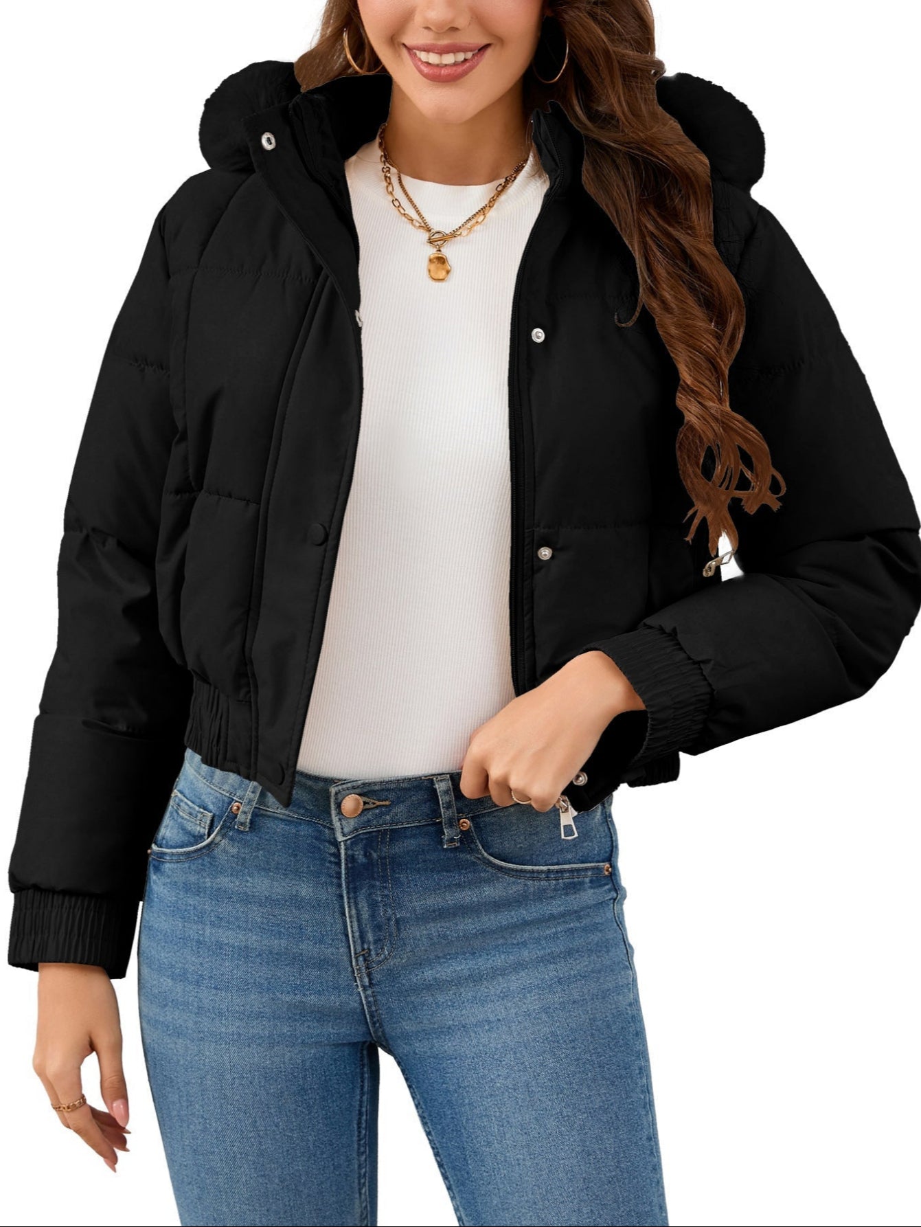 Donna con giacca nera imbottita, cappuccio, maglia bianca e jeans. Moda invernale casual, abbigliamento caldo, stile urbano.