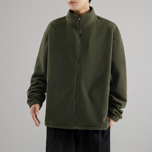 Giacca in pile verde oliva con zip frontale, collo alto e maniche lunghe. Abbigliamento casual invernale, moda uomo, stile minimalista.