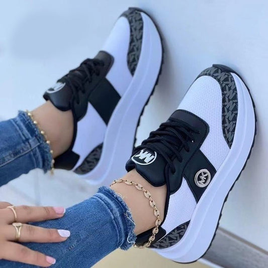 Sneakers sportive da donna con lacci, suola spessa e punta arrotondata