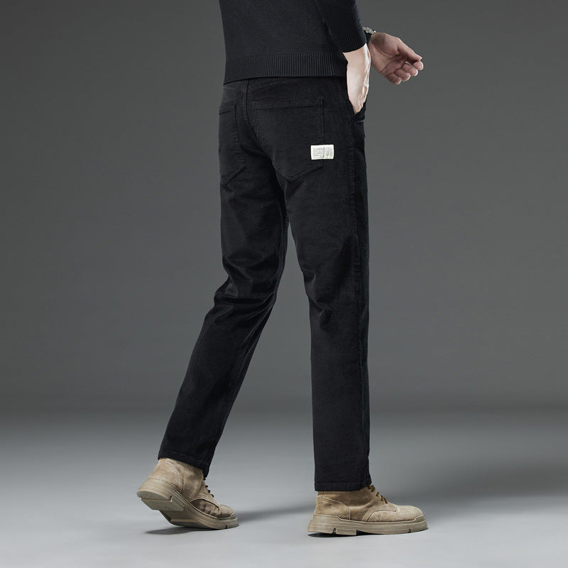 Pantaloni neri uomo, stile casual, tasche posteriori, abbinati a scarpe beige. Moda maschile, abbigliamento autunnale, look elegante e moderno.