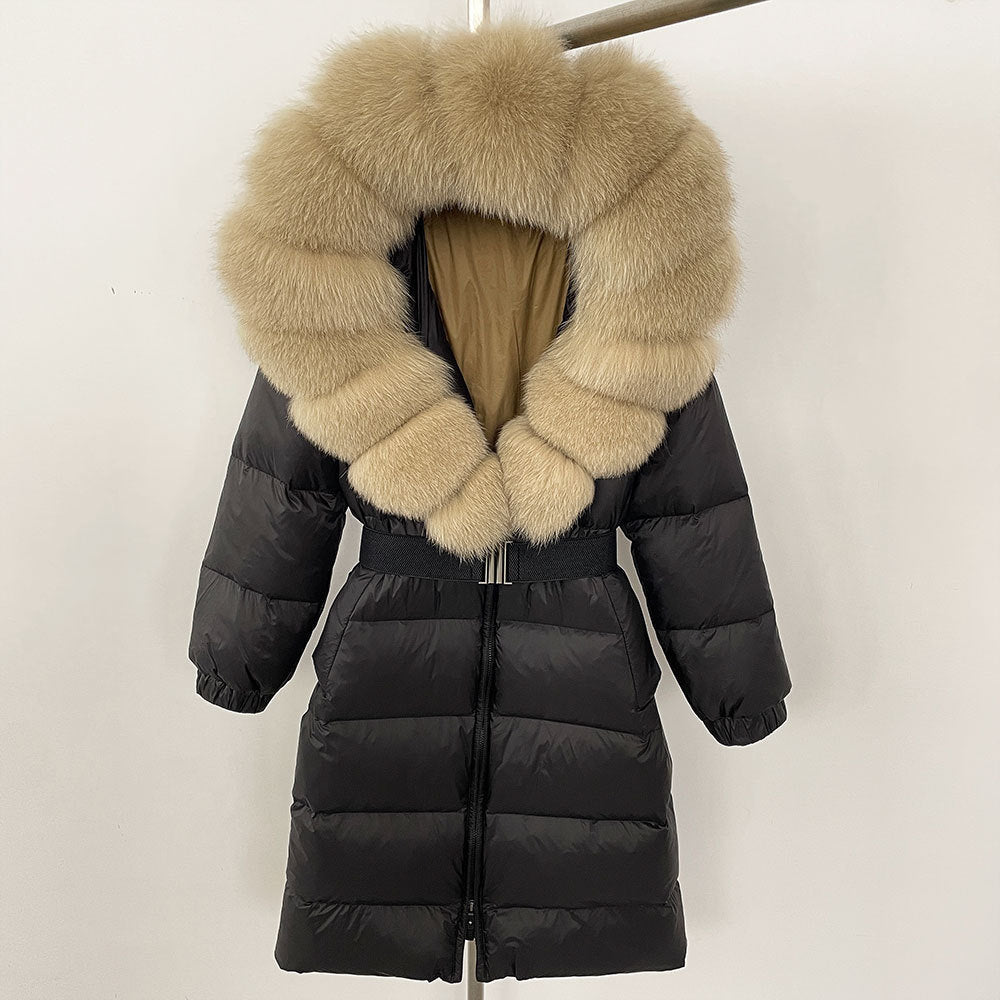 Cappotto invernale nero con cappuccio in pelliccia sintetica beige, imbottito e trapuntato, ideale per il freddo. Elegante e caldo.