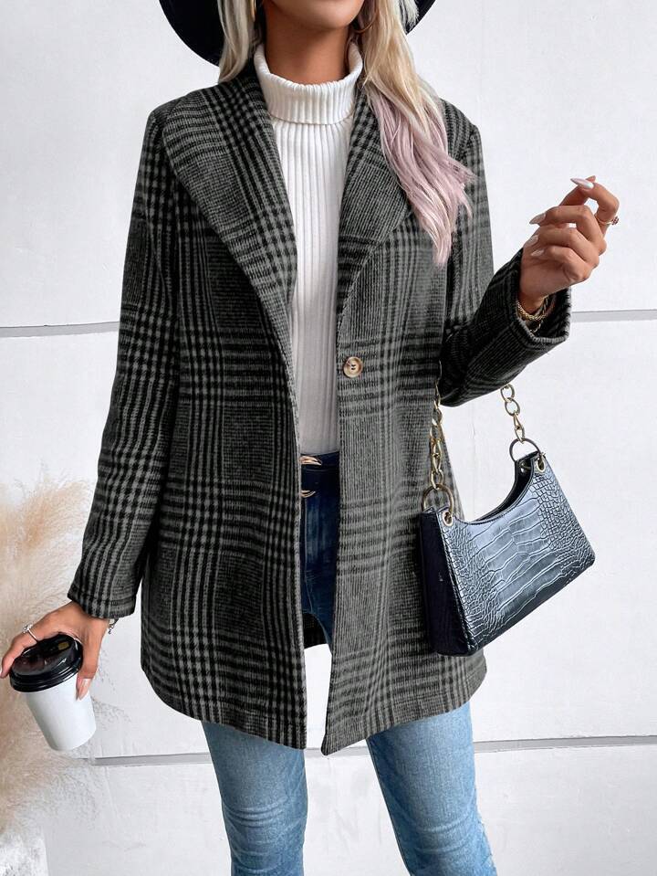 Donna con cappotto a quadri grigio, maglione bianco, jeans, borsa nera e cappello. Moda autunnale elegante, stile casual chic.