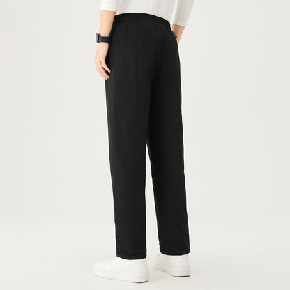 Pantaloni neri da donna, larghi e comodi, indossati con scarpe bianche. Ideali per look casual e sportivo. Moda femminile, abbigliamento confortevole.