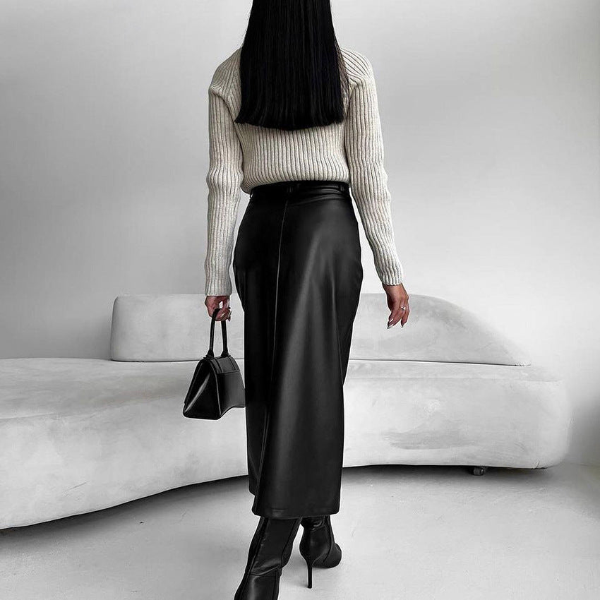 Donna di spalle con maglione bianco, gonna lunga in pelle nera, stivali alti e borsa nera. Design minimalista, moda autunnale elegante.