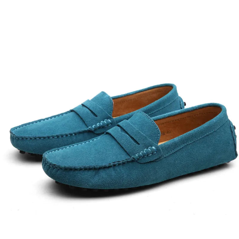 Mocassini uomo in pelle scamosciata blu, design elegante e casual, suola antiscivolo. Scarpe moda maschile, comfort e stile.