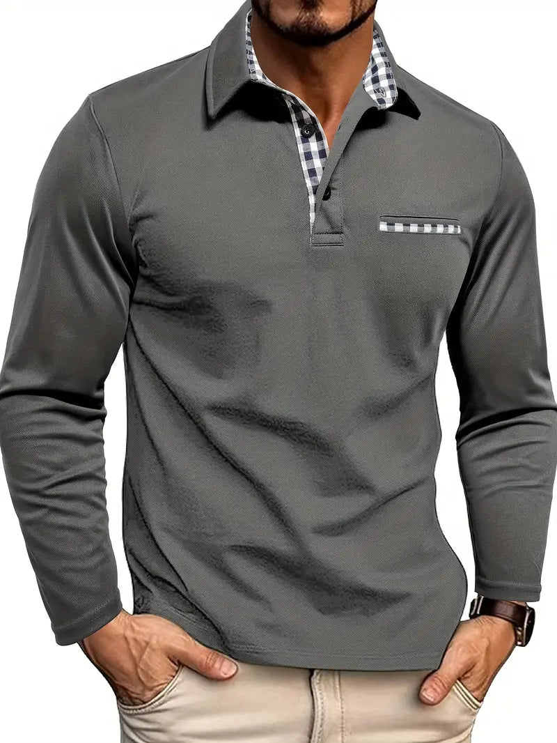 Maglia polo uomo grigia a maniche lunghe con colletto a quadri, taschino decorativo, stile casual elegante, perfetta per moda autunnale.