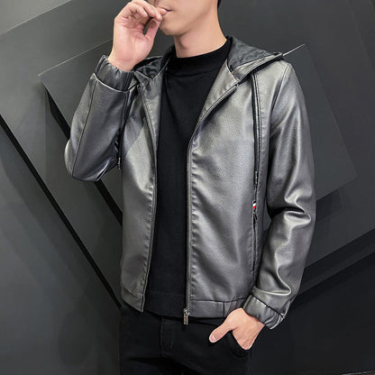 Giacca in pelle grigia da uomo, stile casual, con cappuccio, indossata su maglia nera. Moda maschile autunnale, abbigliamento moderno ed elegante.