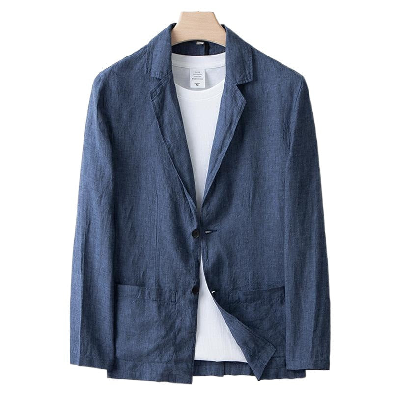 Giacca blazer uomo in lino blu su gruccia, con t-shirt bianca sotto. Moda maschile elegante, abbigliamento casual chic.
