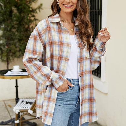 Damebluse med lange ærmer, mellemlang længde, ternet med frontlomme og knaplukning