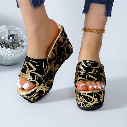 Sandali con zeppa neri e dorati, design grafico, indossati con jeans strappati. Accessorio cavigliera dorata. Sfondo con palla da discoteca.