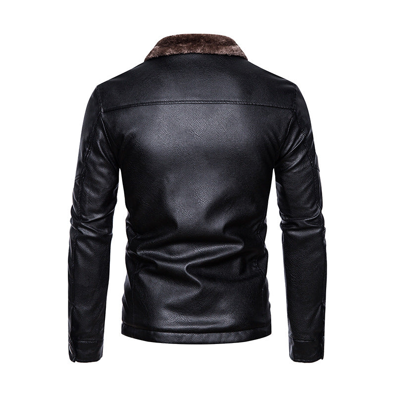 Giacca in pelle nera da uomo con colletto in pelliccia sintetica, vista posteriore. Moda invernale, abbigliamento casual elegante.