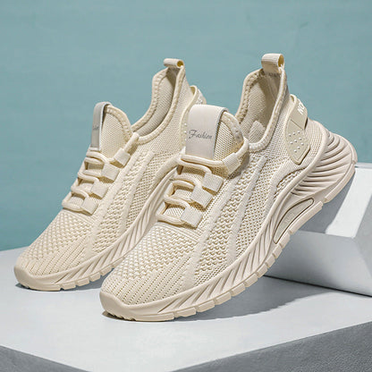 Scarpe da ginnastica beige su sfondo verde, design moderno e traspirante, suola robusta. Scarpe sportive eleganti per uomo, moda casual.