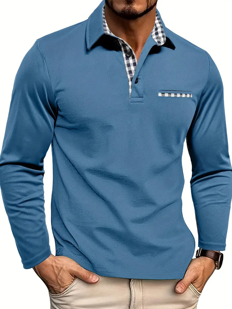 Maglia uomo blu a maniche lunghe con colletto a quadri, taschino decorativo, abbinata a pantaloni beige. Stile casual elegante.