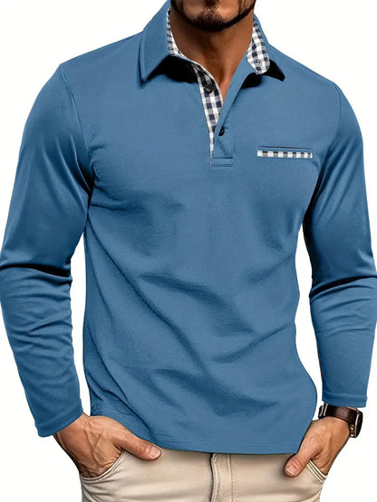 Maglia uomo blu a maniche lunghe con colletto a quadri, taschino decorativo, abbinata a pantaloni beige. Stile casual elegante.