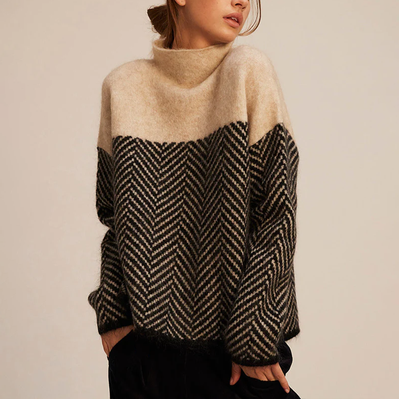 Maglione donna in lana a righe chevron, colori beige e nero, design moderno, moda autunno inverno, abbigliamento casual elegante.