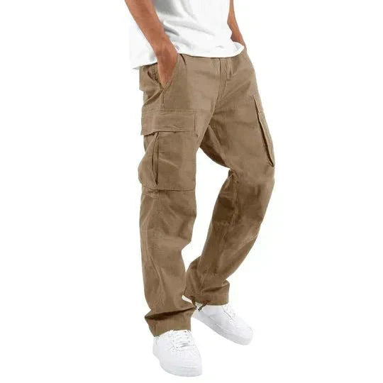 Pantaloni cargo uomo beige, tasche multiple, stile casual, abbinati a scarpe bianche e maglietta bianca. Moda maschile, abbigliamento urbano.