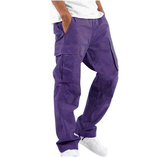 Pantaloni cargo viola da uomo, tasche multiple, stile casual, abbinati a scarpe bianche. Ideali per moda urbana e look rilassato.