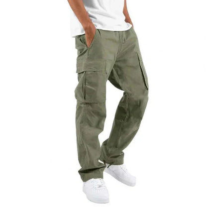 Pantaloni cargo verdi da uomo, tasche multiple, stile casual, abbinati a scarpe bianche e maglietta bianca. Moda maschile urbana.