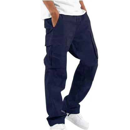 Pantaloni cargo blu scuro da uomo, tasche multiple, stile casual, abbinati a scarpe bianche. Ideali per moda urbana e comfort quotidiano.