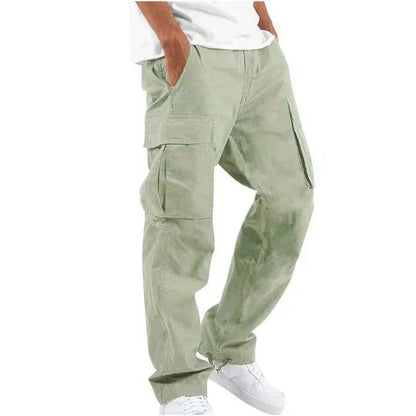 Pantaloni cargo verdi da uomo, tasche multiple, stile casual, tessuto resistente, abbinati a scarpe bianche, moda urbana, comfort quotidiano.