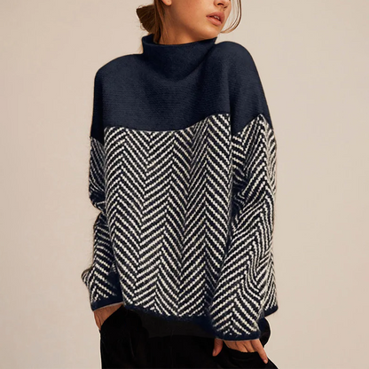 Maglione donna blu e bianco con motivo a spina di pesce, collo alto, maniche lunghe. Moda autunno inverno, abbigliamento casual elegante.