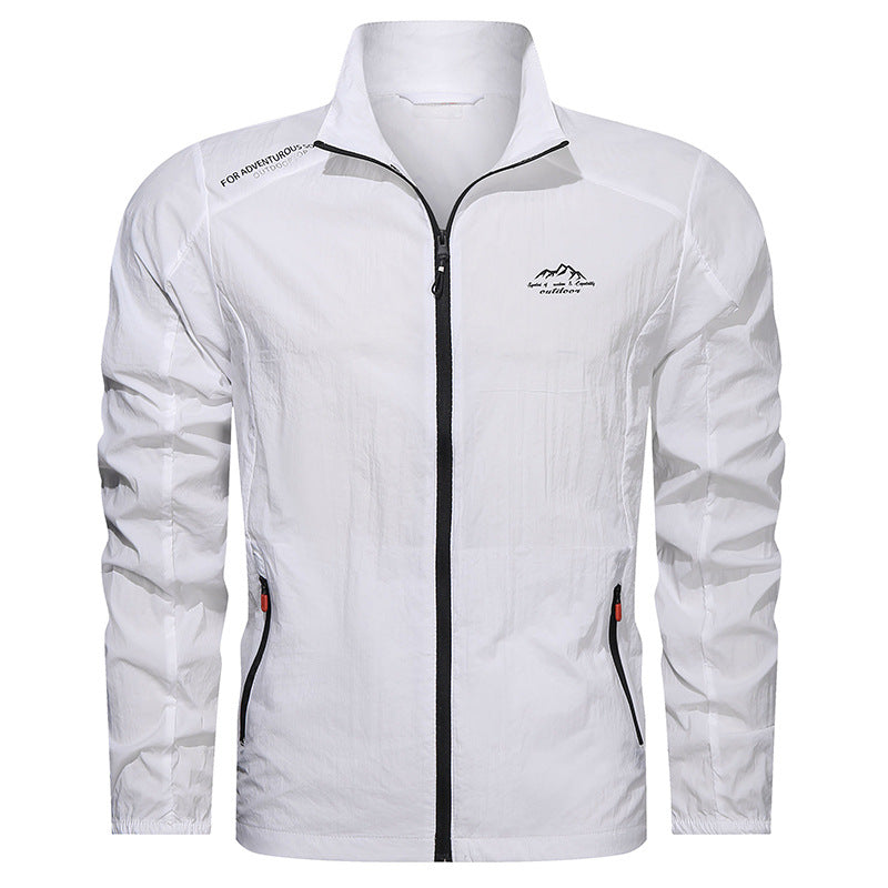 Giacca a vento bianca da uomo con zip nera, logo montagna sul petto, design leggero e traspirante, ideale per attività outdoor e sport.