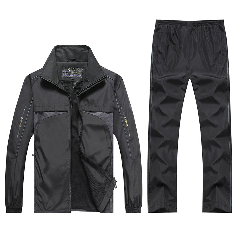 Completo sportivo nero da uomo, giacca e pantaloni, tessuto impermeabile, design moderno, ideale per attività all'aperto e fitness.