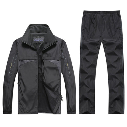Completo sportivo nero da uomo, giacca e pantaloni, tessuto impermeabile, design moderno, ideale per attività all'aperto e fitness.