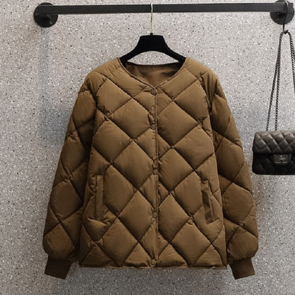 Giacca trapuntata marrone su appendiabiti, design a rombi, maniche lunghe, tasche laterali. Moda autunno inverno, abbigliamento casual elegante.