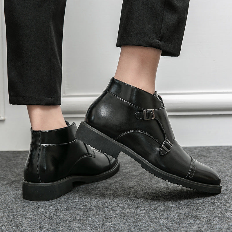 Scarpe eleganti nere da uomo in pelle con doppia fibbia, indossate con pantaloni neri. Calzature formali, moda maschile, stile classico.