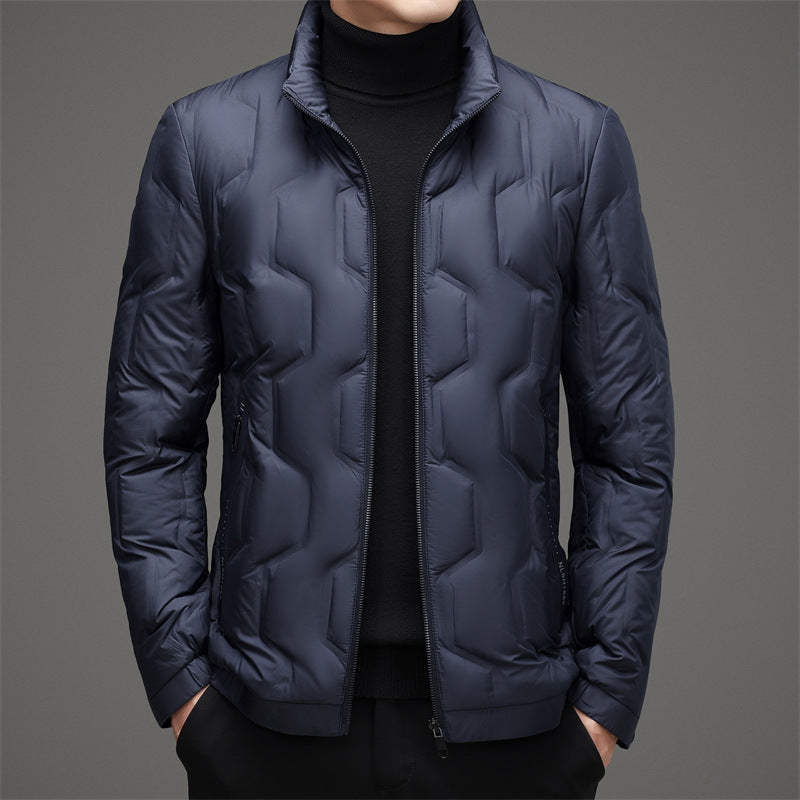 Giacca invernale uomo blu scuro, imbottita, con chiusura a zip, design moderno e trapuntato, ideale per look casual ed eleganti.