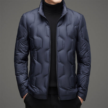 Giacca invernale uomo blu scuro, imbottita, con chiusura a zip, design moderno e trapuntato, ideale per look casual ed eleganti.