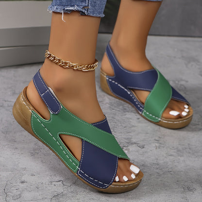 Sandali estivi donna, design bicolore blu e verde, suola in gomma beige, indossati con jeans strappati e cavigliera dorata. Moda casual estiva.