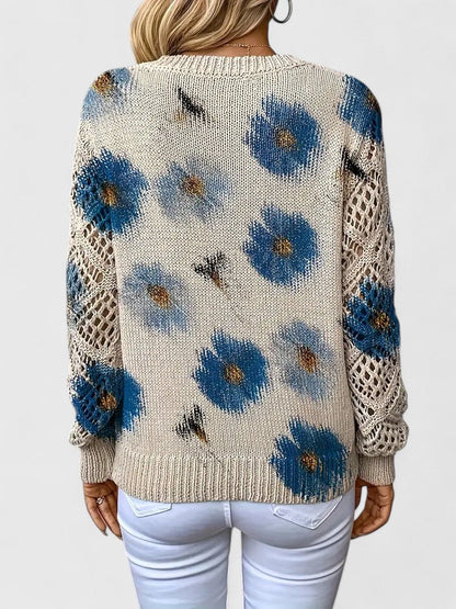 Maglione donna beige con fiori blu, maniche traforate, stile casual. Maglieria autunnale, moda femminile, abbigliamento trendy.