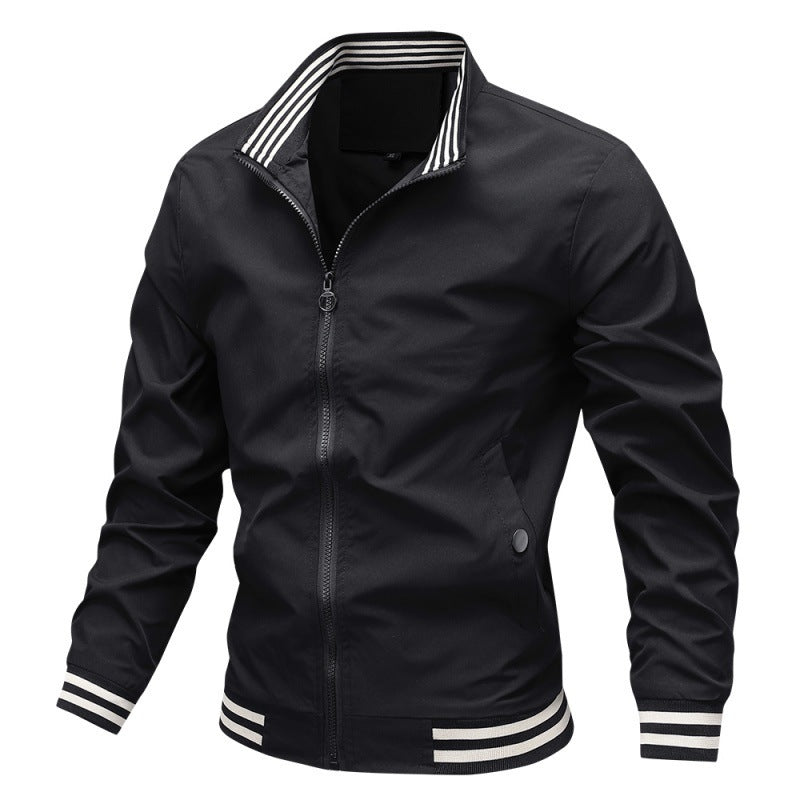 Giacca bomber nera da uomo con colletto e polsini a righe bianche, chiusura a zip, stile casual, moda autunnale, tessuto leggero.