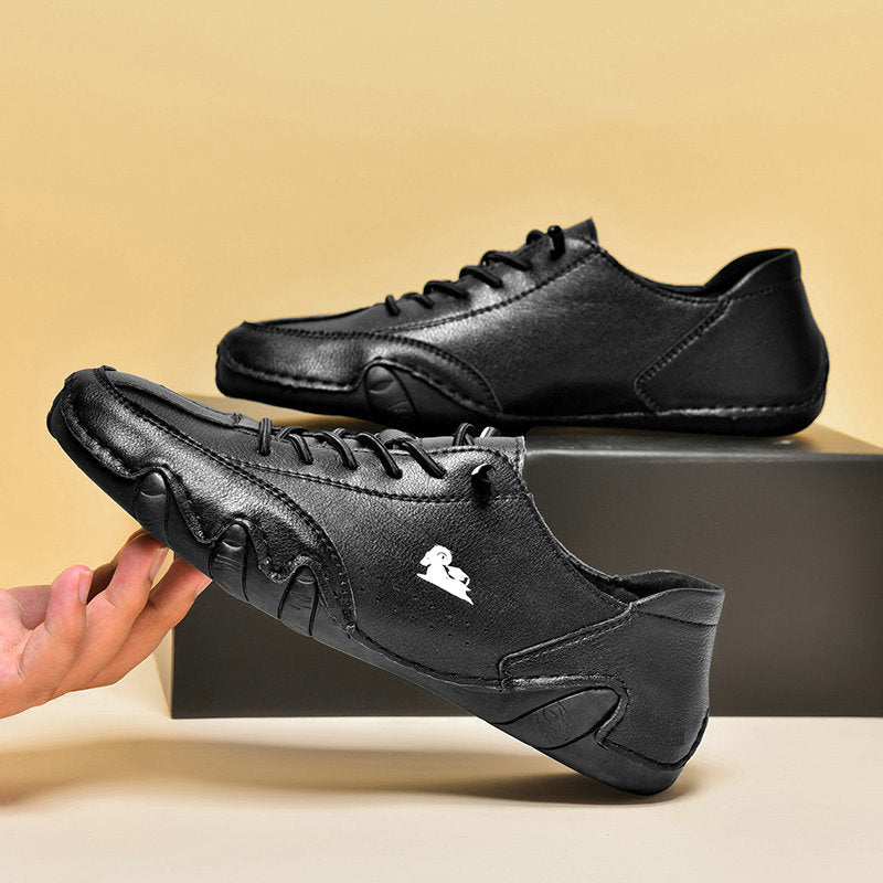 Scarpe da uomo in pelle nera, design casual ed elegante, suola antiscivolo, perfette per abbigliamento quotidiano e occasioni speciali.